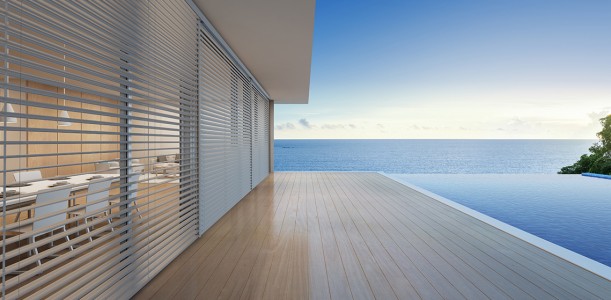Les brise-soleil orientables ou BSO sont des volets/stores extérieurs équipés de lames qui peuvent s’incliner en fonction de la protection solaire voulue.
Ils réduisent considérablement la consommation d'énergie, et optimisent l'entrée de la lumière naturelle et la vision vers l'extérieur grâce à l'orientation des lames Brise soleil orientable BSO