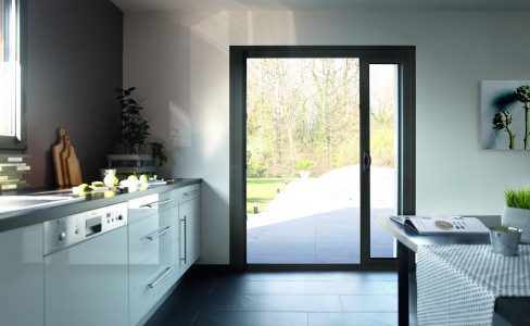 Fenêtre coulissante, mais contrairement aux modèles plus classiques, il est possible de l'ouvrir entièrement pour créer un espace ouvert vers l’extérieur. Ses panneaux glissent dans les murs pour devenir quasi invisibles. Fenêtre à Galandage