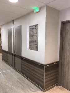 Rénovation – Protections murales, mains courantes, plinthes, portes stratifiés et placard technique.