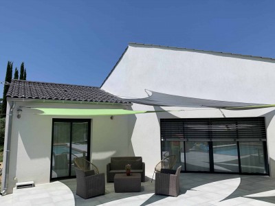 Projet Neuf – Menuiseries aluminium Baie à galandage avec brises soleil orientables – Volets roulants