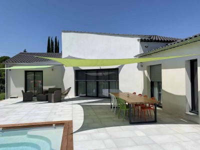 Projet Neuf – Menuiseries aluminium Baie à galandage avec brises soleil orientables – Volets roulants