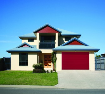 Design sobre et intemporel
- Gain de place
- Rapidité de pose
- Aucun débordement extérieur
- Motorisation possible invisible, insérée à l’intérieur du tube enrouleur Porte de garage à enroulement