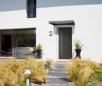 Matériau contemporain, l’aluminium combine facilité d’entretien et design. Sa surface thermolaquée lui confère une finition satinée ou texturée élégante. Porte d'entrée en Aluminium