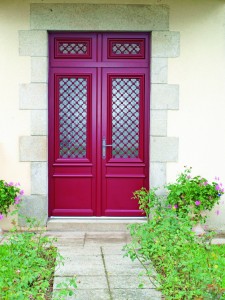 Envie d’authenticité et de chaleur ? Le bois vous apportera un cachet unique et un grand choix d’essences et de finitions : bois exotique clair, Chêne ou encore Red Cedar. Porte d'entrée en Bois