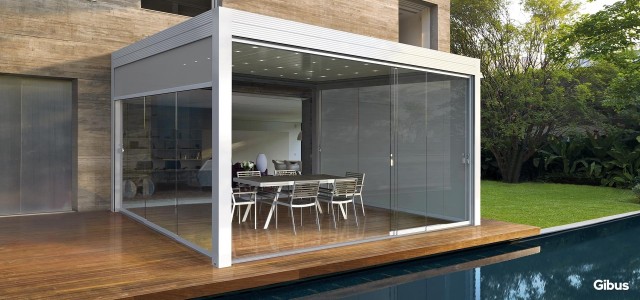 Pergola bioclimatique avec vitrage