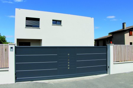 Déplacement latéral
Coulissement vers la droite ou vers la gauche
Dimensions Standard en 3m50 et 4m ou sur mesure
Motorisable Portail coulissant