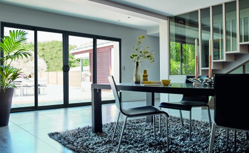 La fenêtre coulissante se compose de plusieurs vantaux qui glissent sur des rails et se déplacent latéralement. Véritable gain de place, elle peut s'adapter à toutes les dimensions, même les plus larges. Fenêtre Coulissante