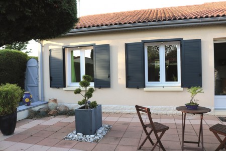 Nos volets battants sont disponibles avec des dimensions standard ou sur mesure, avec 1 vantail ou 2 vantaux, mais aussi des persiennes en Alu, bois ou PVC. Volet Battant