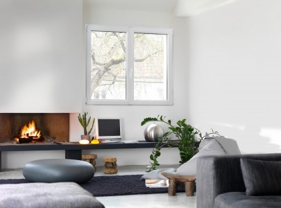 Fenêtre classique que l'on retrouve dans la plupart des maisons. Avec ses battants qui pivotent vers l'extérieur (fenêtres à l'anglaise) ou vers l'intérieur (fenêtres à la française), elle peut être en bois, en aluminium ou en PVC Fenêtre battante