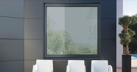 La fenêtre oscillo-battante est à la fois fenêtre battante et fenêtre à soufflet.
Sa poignée lui permet de pivoter sur un axe vertical et sur un axe horizontal à la fois. Vous pouvez l'entrebâiller en toute sécurité, son angle d'ouverture est très limité 15 cm environ. Fenêtre Oscillo-battante