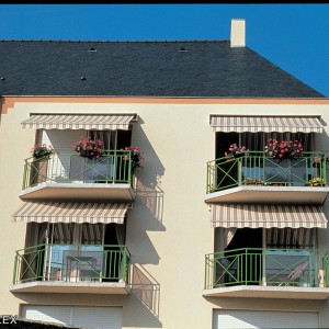 Polyvalent, il s'intègre parfaitement à tous types d'installation, mais sans protection de la toile et de l'armature Store terrasse monobloc